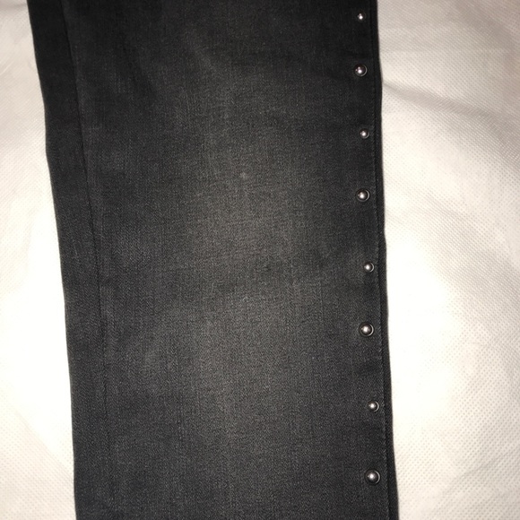 Super sass metal studded Levi’s skinny jeans - Picture 2 of 8